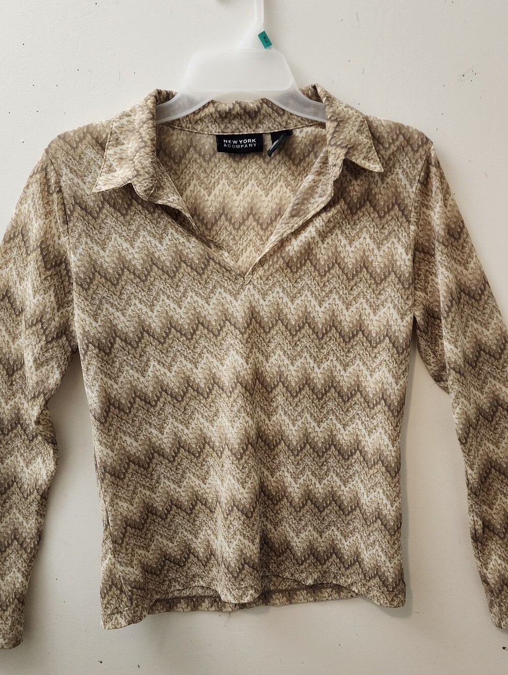 New York & Company Vtg Y2k M Beige/Brown Chevron Long-Sleeve Top Career Casual